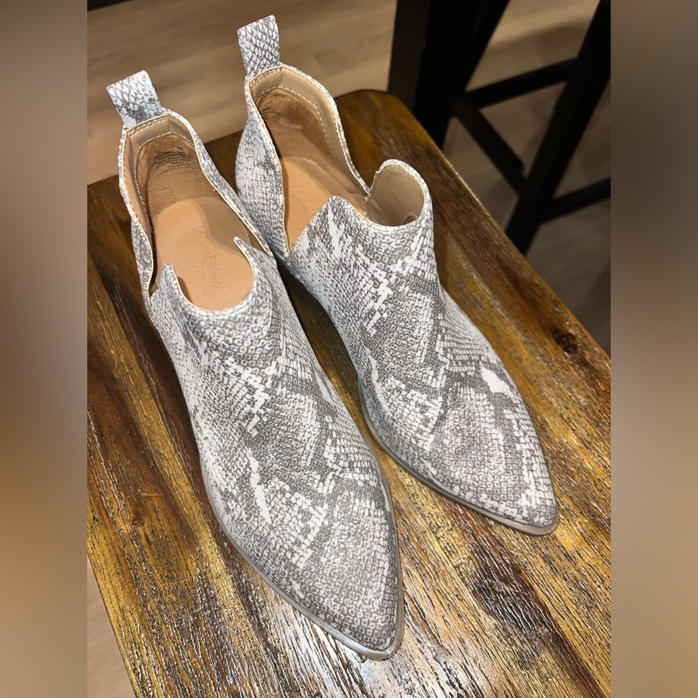 Universal Thread size 8 snakeskin booties